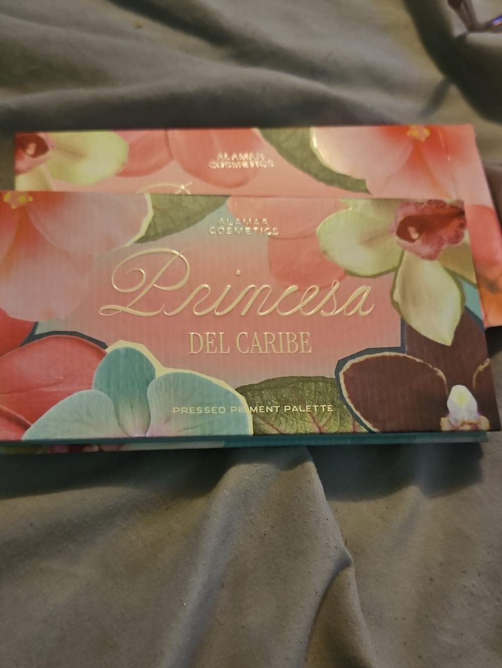 Princesa Del Caribe Pressed Pigment Palette - Floral Packaging